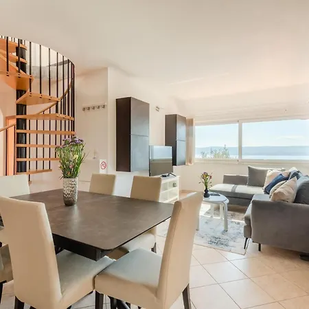 Traper With Sea View And Private Pool Apartman *