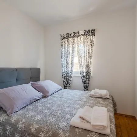 Traper With Sea View And Private Pool Apartman